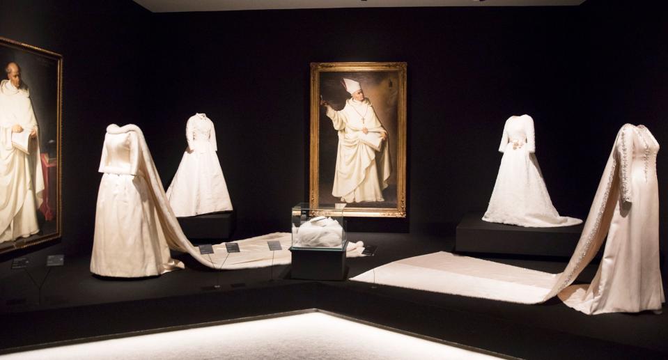 Doña Fabiola de Mora y Aragón's wedding dress, from 1960, is at far left. At far right, María del Carmen Martínez-Bordiú y Franco's wedding dress.