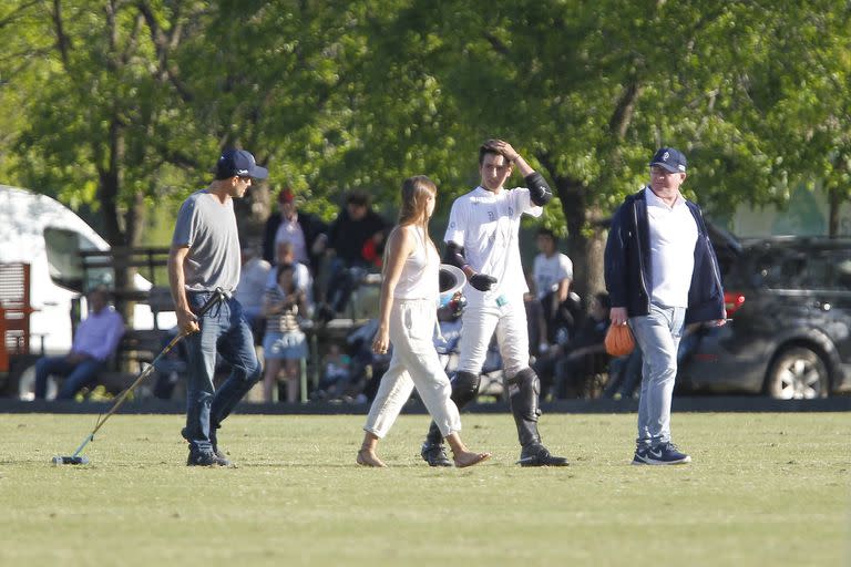 Tras el revolcón, Poroto Cambiaso va caminando a los palenques rodeado por su papá, Adolfo; su hermana, Mia, y el doctor Walter Mira, de La Dolfina; el número 2 se recuperó y La Dolfina-Brava terminó jugando mucho mejor y apurando a Murus Sanctus, que terminó ganando por 9-7 en la primera fecha del Abierto de Hurlingham.