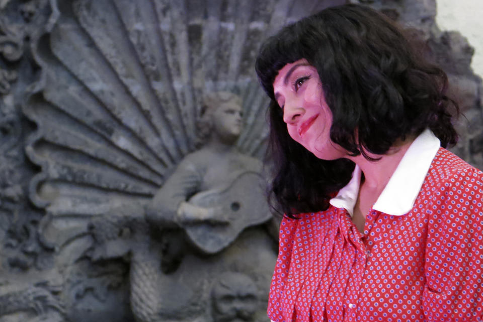 La cantante chilena Mon Laferte habla durante una conferencia de prensa para promover su exposición "Gestos" en el patio del Museo de la Ciudad de México el miércoles 11 de marzo de 2020. Cerca de 70 obras de Mon Laferte con varias técnicas entre tinta, óleo y acrílico se presentarán del 12 de marzo al 12 de abril en la muestra. (Foto AP/Berenice Bautista)