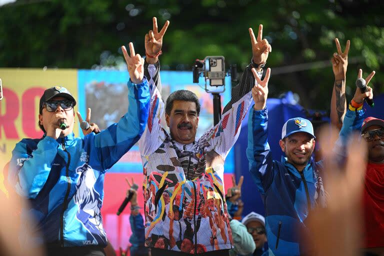 El presidente y candidato presidencial de Venezuela, Nicolás Maduro, saluda a sus partidarios durante un mitin de campaña en Caracas el 16 de julio de 2024