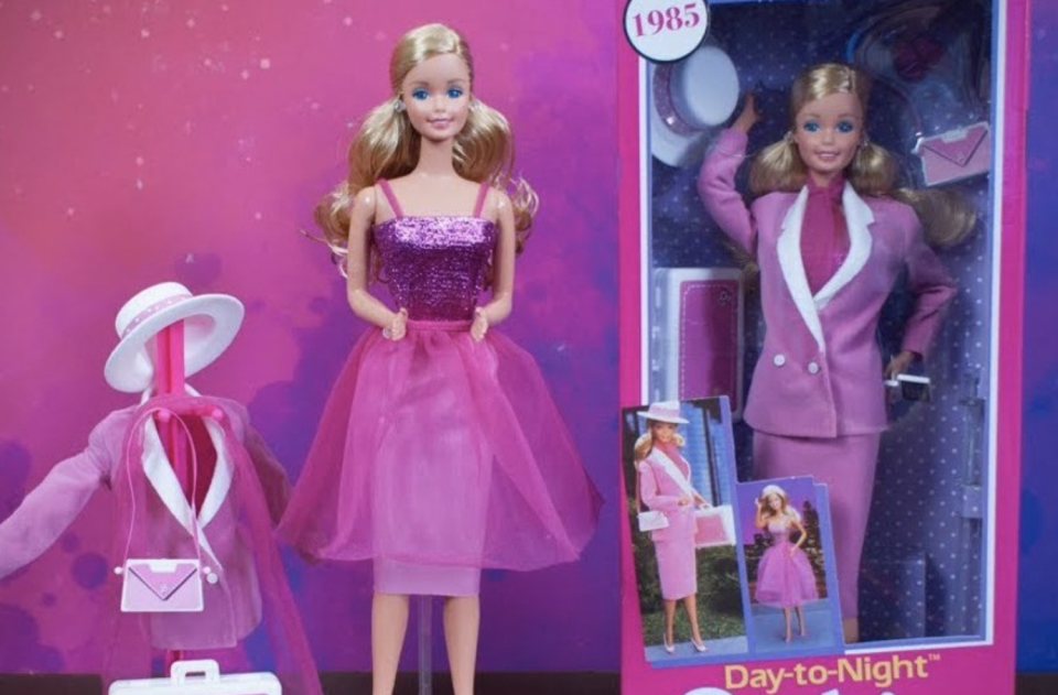 <p>Per Barbie l’emancipazione è sempre stata un fattore di interesse prematuro ma anche una fondamentale questione di stile. Per rispondere a queste due esigenze fu creata nel 1985 la Barbie Day to Night, disponibile con due outfit in uno: per il giorno, infatti, a disposizione un elegante e professionalissimo tailleur (rosa), per la sera, con un rapido cambio d’abito, ecco un look glamour (sempre rosa) per i cocktail party più esclusivi. </p>