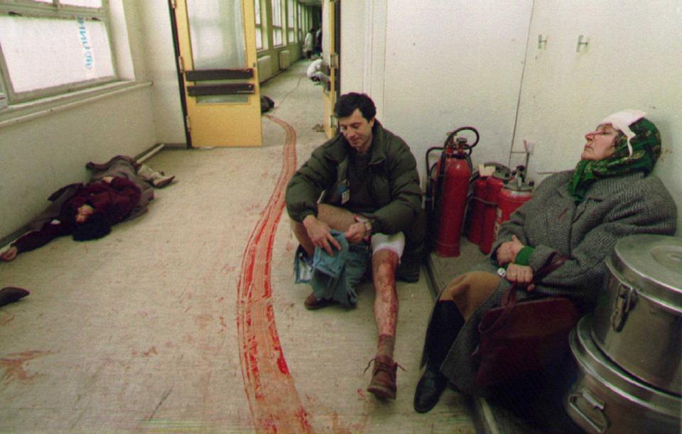 <p>Varios civiles heridos por una bomba de mortero en el mercado central de Sarajevo esperan a ser atendidos en el hospital el 5 de febrero de 1994. La mujer murió antes de ser atendida. (Foto: Corinne Dufka / Reuters). </p>