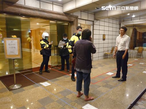 北投分局光明所警員及里長陳惠華在防疫旅館門口止步。（圖／里長提供）