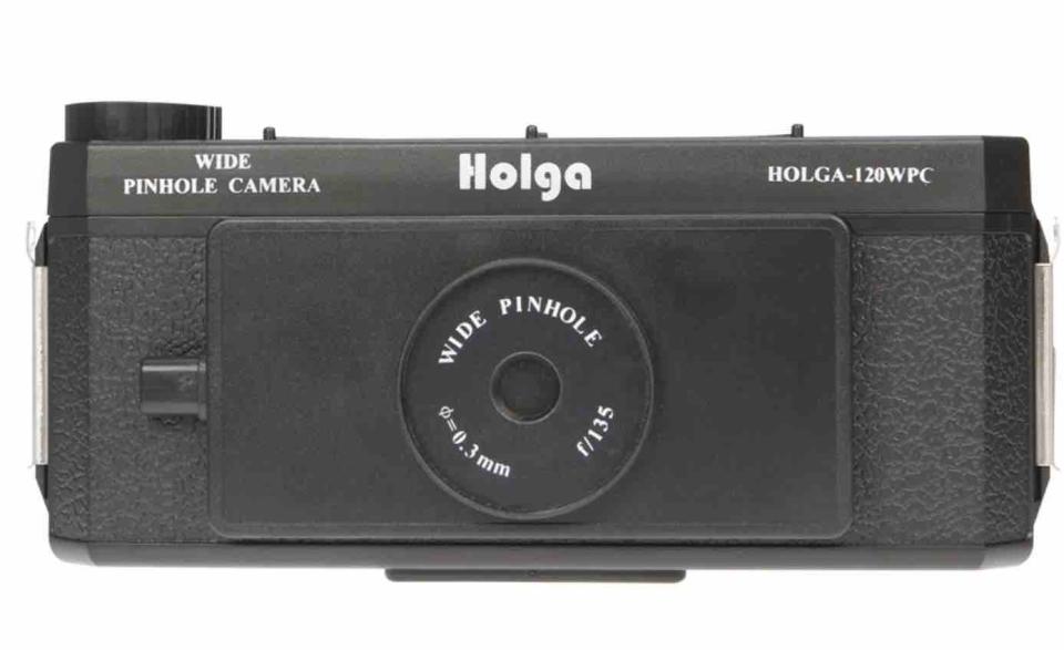<p>La Holga 120 Wide Pinhole Camera è la macchina fotografica analogica dotata di forellino stenopeico, chiamato in inglese “pinhole”. Questo permette di fotografare senza l’uso di lenti e di obiettivi. Prezzo: 50 euro su shop.lomography.com </p>