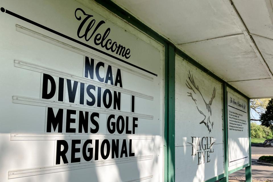 Un cartel da la bienvenida a los invitados durante el golf regional de la NCAA el lunes 15 de mayo de 2023 en Eagle Eye Golf Club en Bath Township.