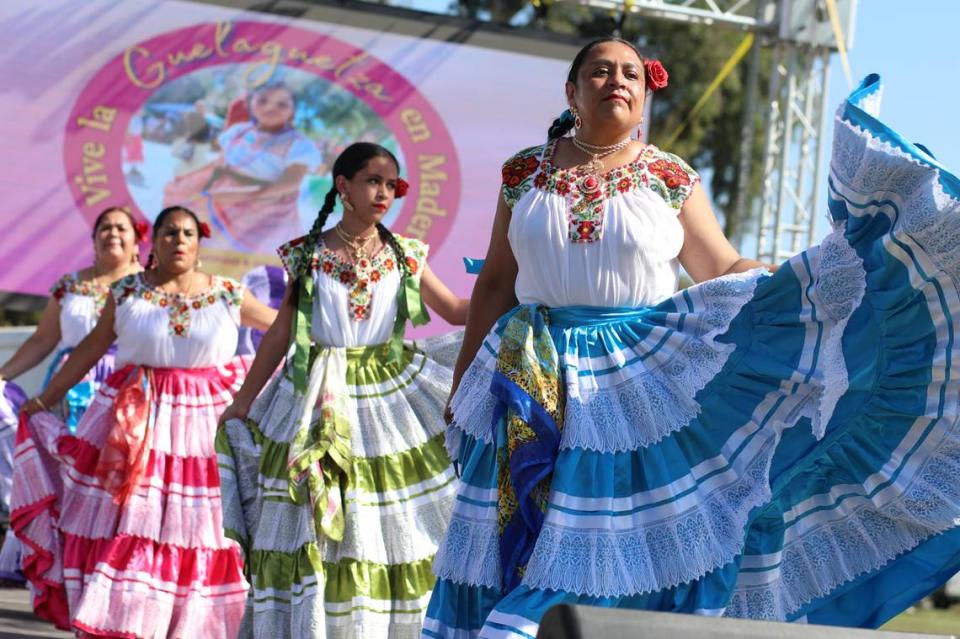 Sones y Chilenas de Santiago Pinotepa Nacional por el Ballet Folklórico El Valle de Santa Helena durante la “Vive la Guelaguetza 2023” en Madera.