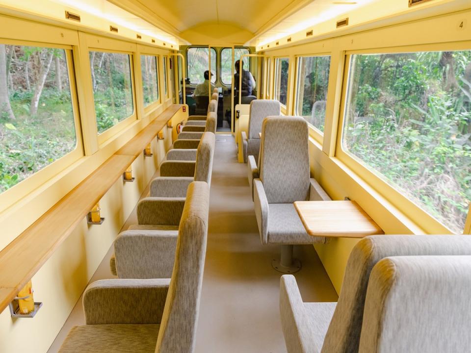 栩悅號觀光列車獨家特色除擁有360度環繞「透明駕駛室」，內裝也主打大片窗景結合天然景色。（圖：雄獅旅遊提供）
