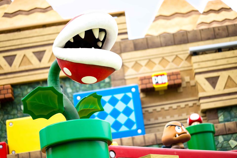 A piranha plant with a goomba and a mushroom in the background (Universal)