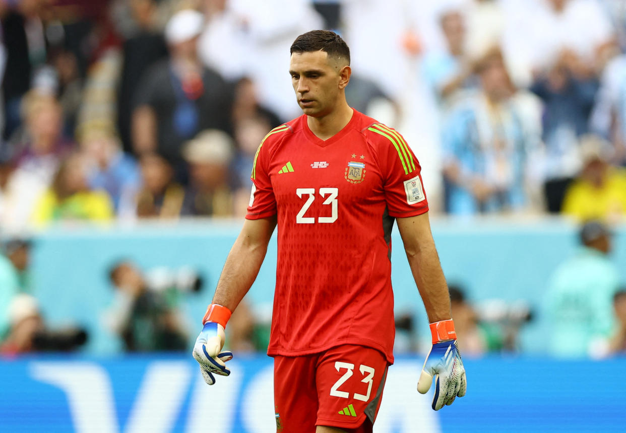 Dibu Martínez durante el partido entre Argentina y Arabia Saudita. (REUTERS/Hannah Mckay)