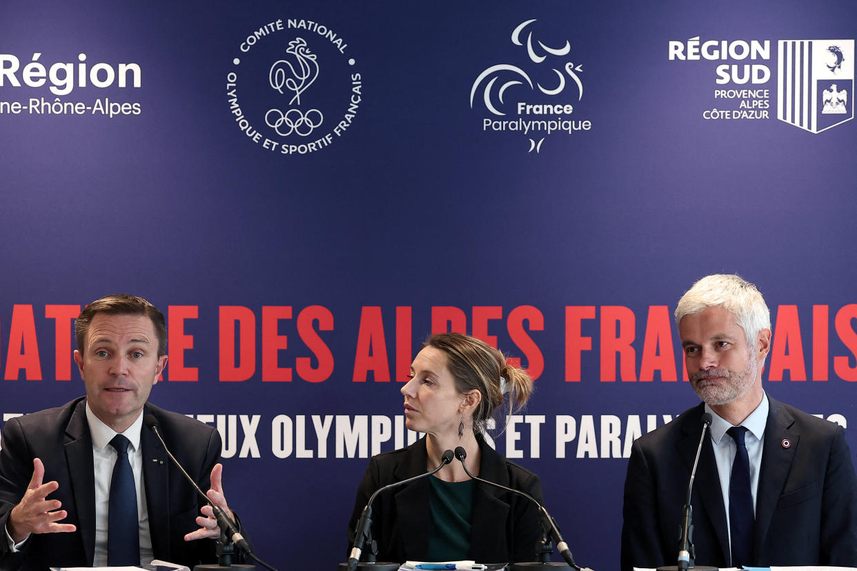 David Lappartient, président du CNOSF, Marie-Amélie Le Fur, présidente du Comité paralympique français, et Laurent Wauquiez, président du Conseil régional Auvergne-Rhône-Alpes, lors d’une conférence de presse pour annoncer la candidature des Alpes françaises à accueillir les Jeux olympiques et paralympiques d’hiver de 2030.