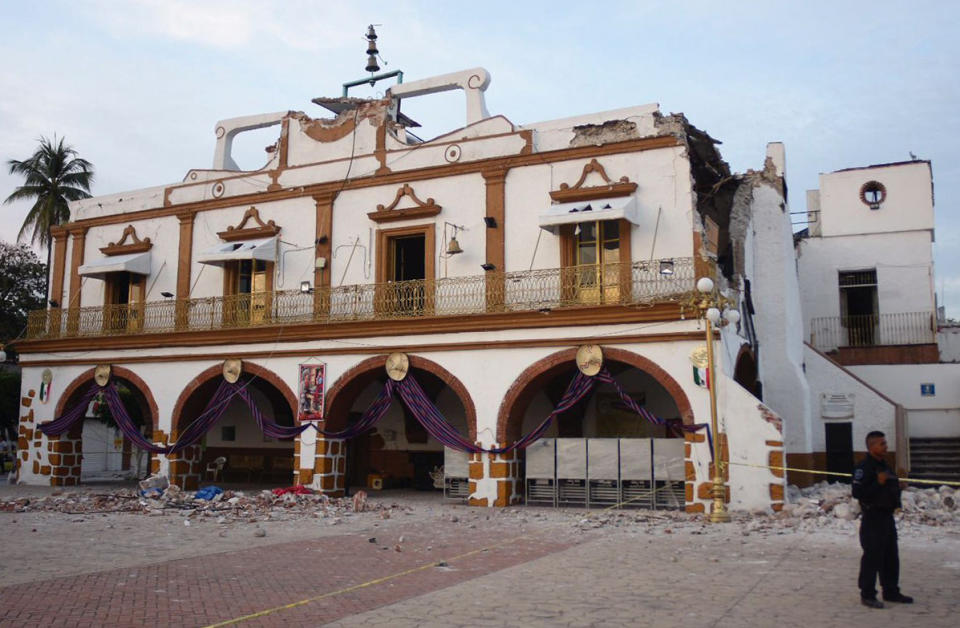 <p>MEX60. CUERNAVACA (MÉXICO), 19/09/2017.- Vista general de los daños en el palacio municipal del poblado Jojutla de Juárez, estado de Morelos (México), hoy, martes 19 de septiembre de 2017, tras un sismo de magnitud 7,1 en la escala de Richter, que sacudió fuertemente el centro del país y causó escenas de pánico justo cuanto se cumplen 32 años de poderoso terremoto que provocó miles de muertes. EFE/ Tony Rivera </p>