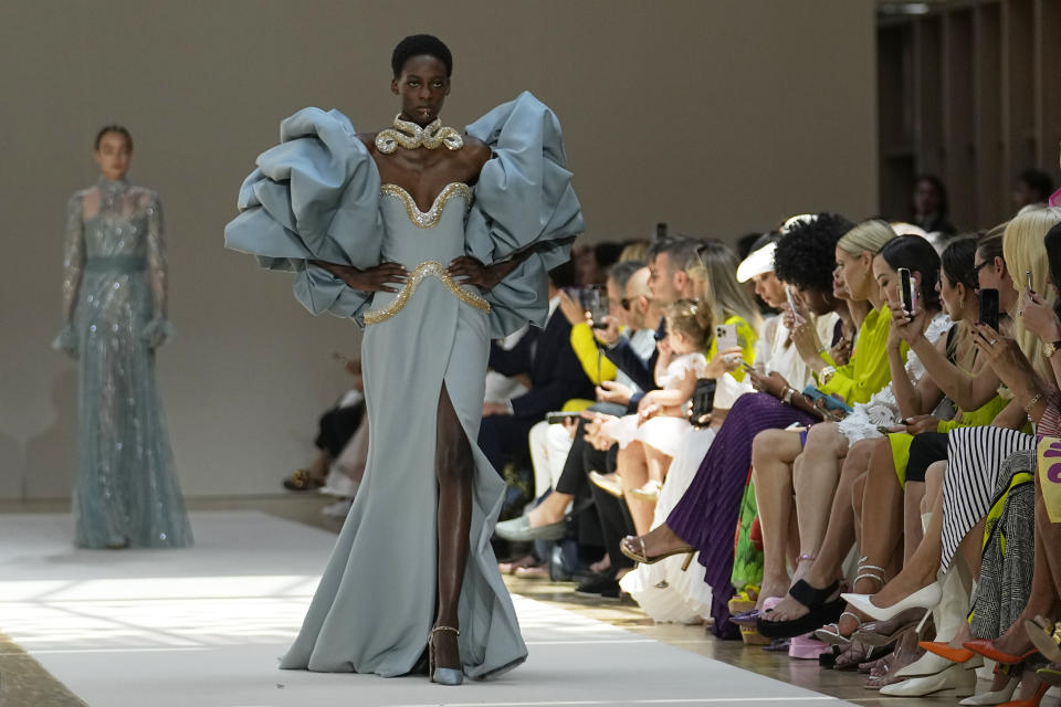 Una modelo luce una creación en el desfile de la colección de alta costura otoño/invierno 2022-2023 de Elie Saab el miércoles 6 de julio de 2022 en París. (Foto AP/Michel Euler)