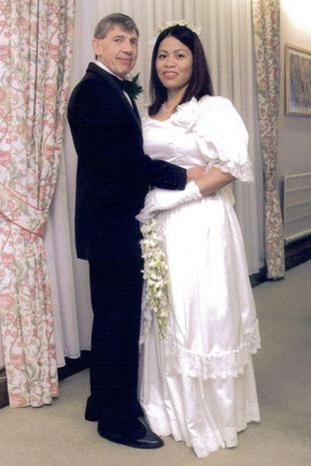 謝帕德在2004年的結婚照。（翻自《Hull Live》）