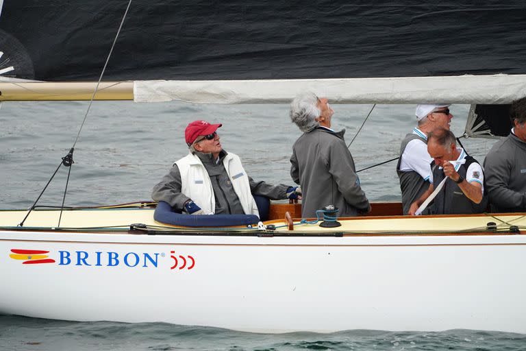 El rey emérito Juan Carlos I a bordo del Bribón en una regata, en Sanxenxo, Pontevedra, Galicia (España).