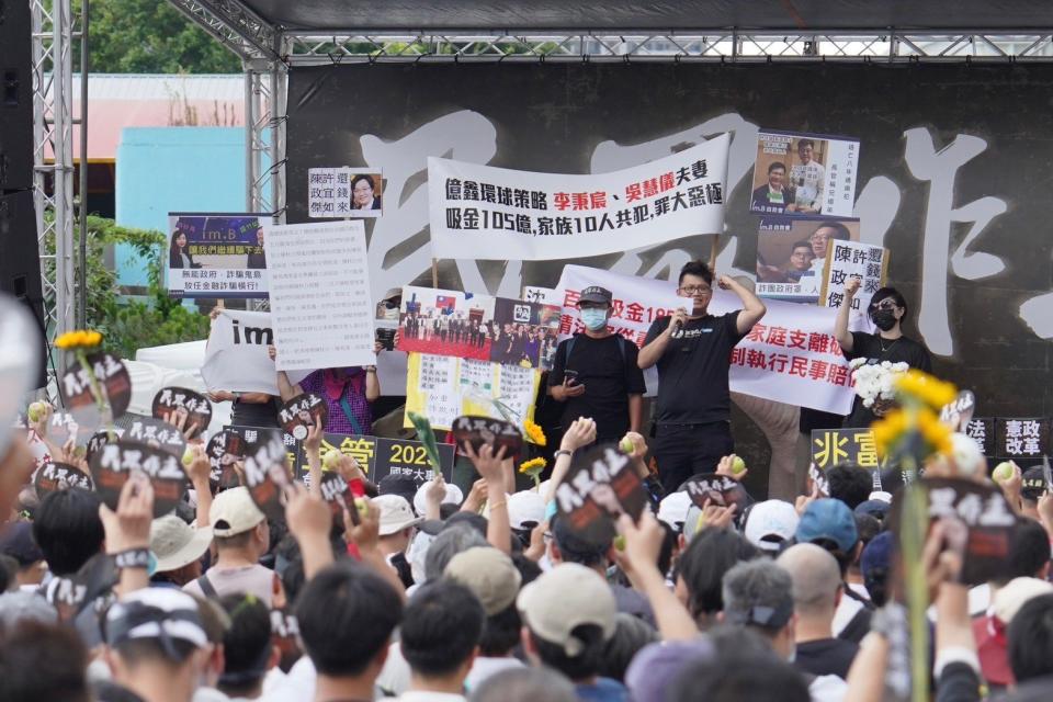 臺灣民眾黨在北平東路民進黨中央黨部前舉行「519草根決心行動」，現場號稱有8千人齊聚，手持芭樂，痛批民進黨是「芭樂黨」。蔡宜彣攝