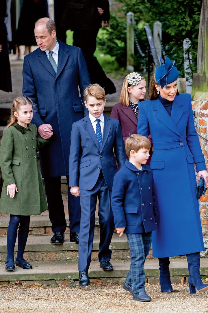 Catalina, princesa de Gales y el príncipe Guillermo, príncipe de Gales con el Príncipe Luis de Gales, el príncipe Jorge de Gales y la princesa Carlota de Gales asisten al servicio del Día de Navidad en la Iglesia de Santa María Magdalena el 25 de diciembre de 2023 en Sandringham, Norfolk.