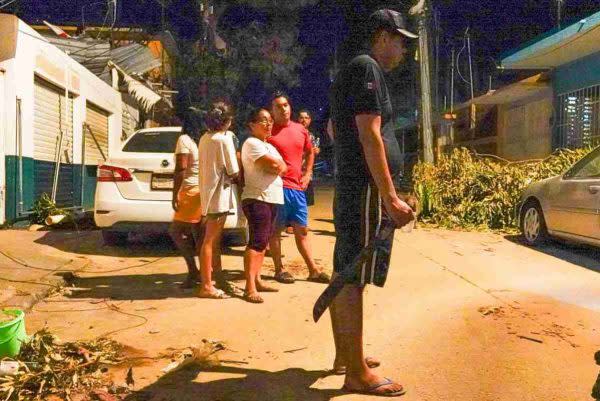 Con machetes, los vecinos se organizan en brigadas para proteger sus colonias en algunas zonas de Acapulco.