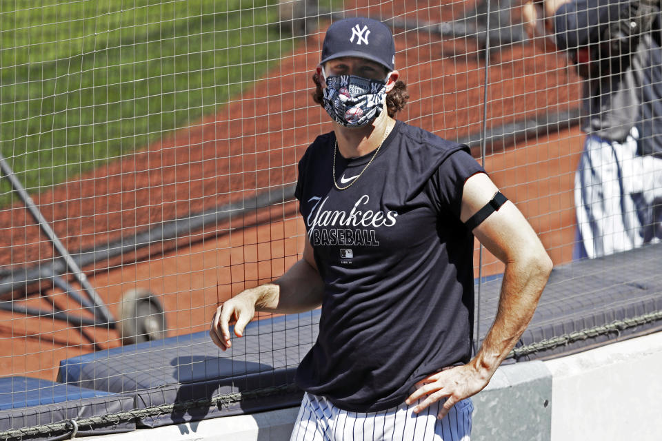 El abridor de los Yanquis de Nueva York Gerrit Cole observa hacia las tribunas, vacías salvo por un puñado de reporteros, durante la práctica del equipo el domingo 5 de julio de 2020, en Yankee Stadium en Nueva York. (AP Foto/Kathy Willens)