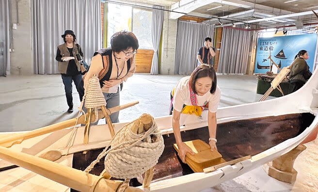 台東縣長饒慶鈴（前左）25日參觀由台東縣原住民部落大學師生打造的第1艘蘭嶼達悟族拼板船。（蔡旻妤攝）