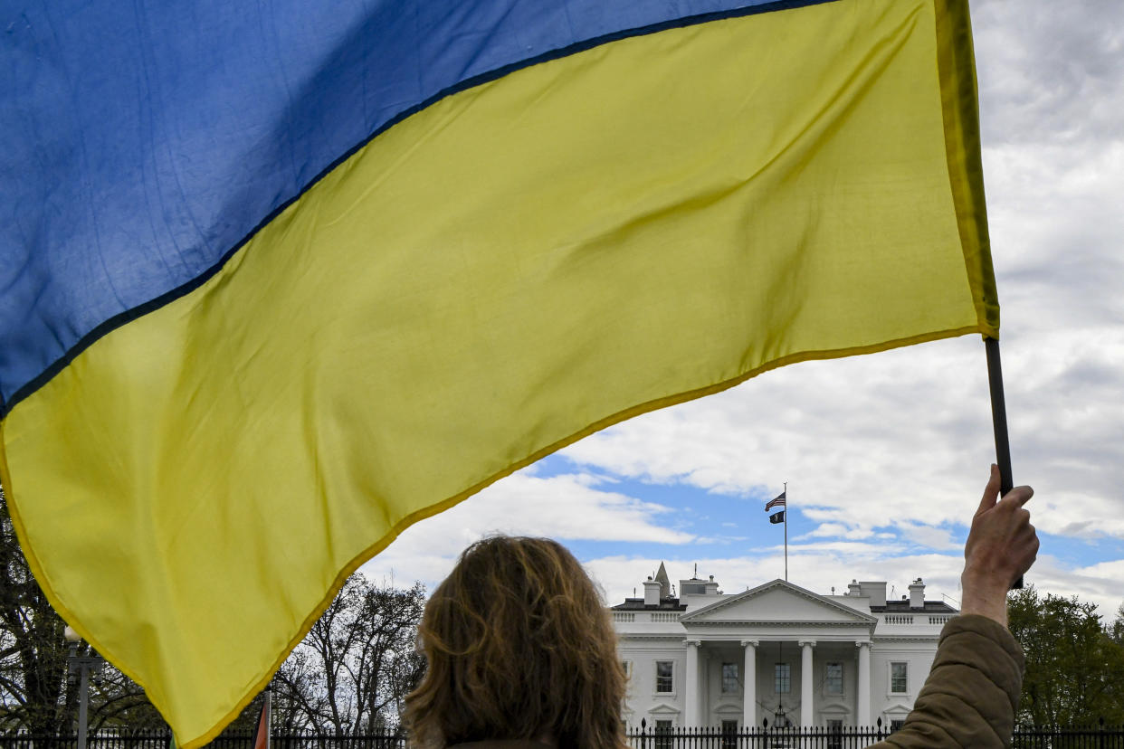 Manifestantes pro-Ucrania frente a la Casa Blanca en Washington, el 9 de abril de 2022. (Kenny Holston/The New York Times).