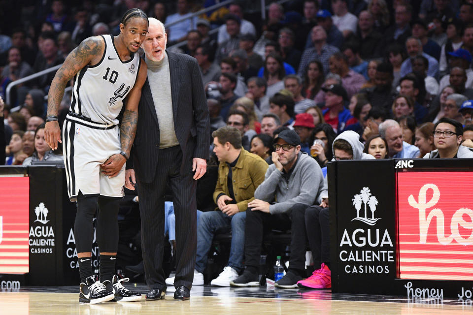 DeMar DeRozan與聖安東尼奧馬刺總教練Gregg Popovich。（Photo by Brian Rothmuller/Icon Sportswire via Getty Images）