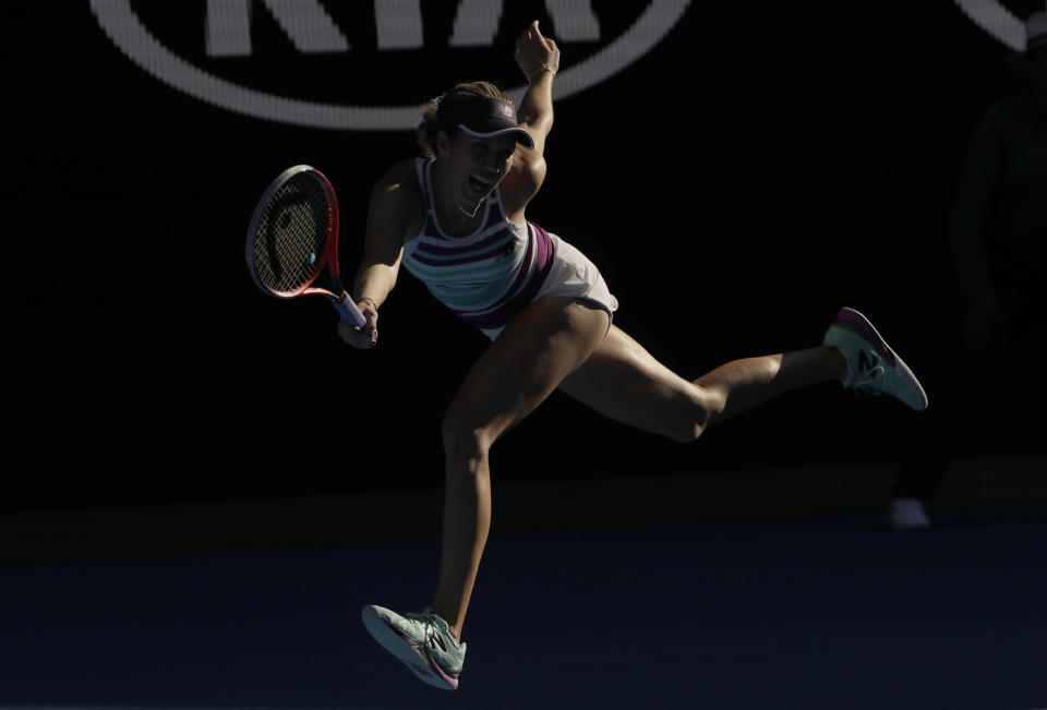 La estadounidense Danielle Collins devuelve ante la rusa Anastasia Pavlyuchenkova durante el partido de cuartos de final del Abierto de Australia en Melbourne, Australia, el martes 22 de enero de 2019. (AP Foto/Mark Schiefelbein)