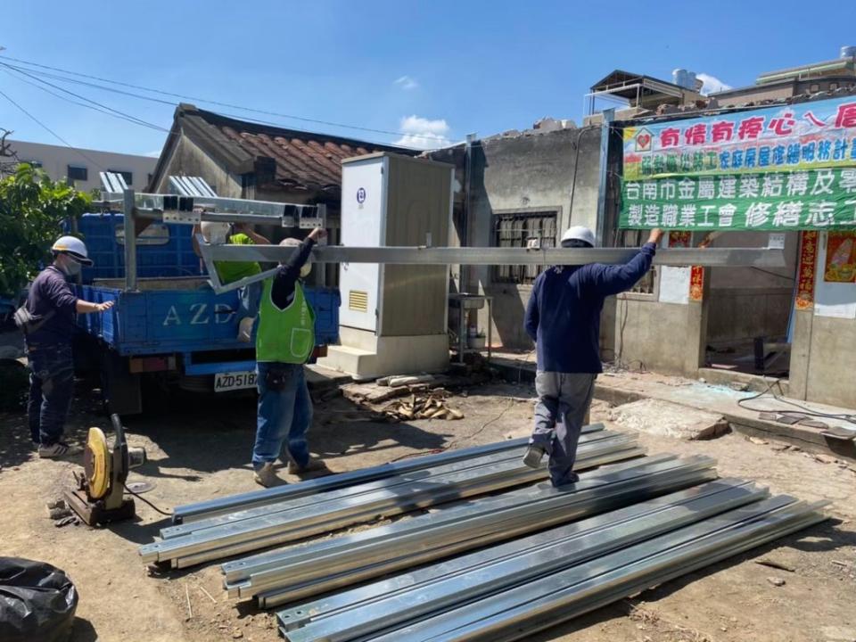 志工為弱勢遮風避雨，打造「金」安心住宅。（勞工局提供）