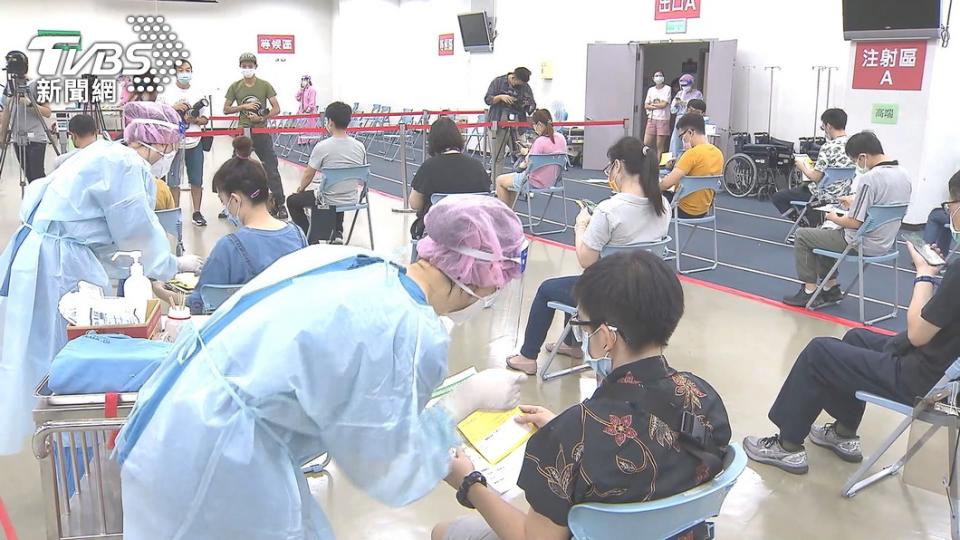 國內疫情嚴重，民眾持續接種疫苗。（圖／TVBS）