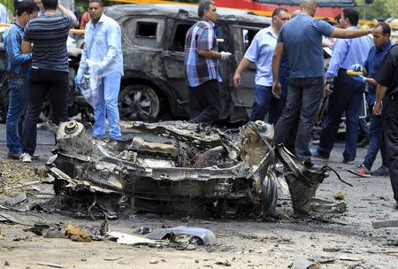 Crime scene investigators investigate the site of a car bomb attack on the convoy of Egyptian public prosecutor Hisham Barakat near his house at Heliopolis district in Cairo, Egypt, June 29, 2015. REUTERS/Mohamed Abd El Ghany