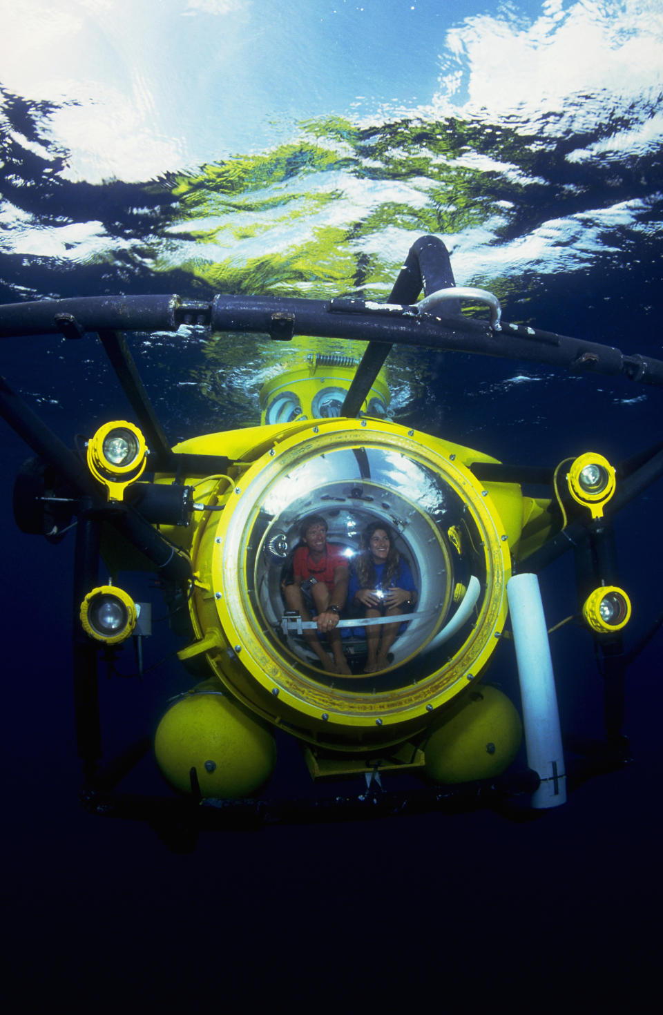 Pasajeros a bordo de un sumergible RSL viajan a 304 metros de profundidad cerca de la isla caribeña de Gran Caimán. (Getty Images)