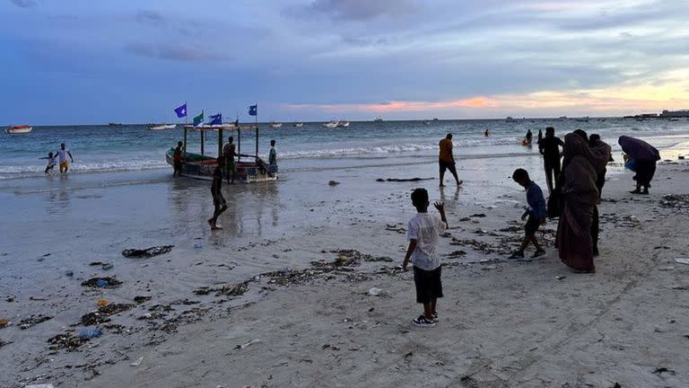 En la playa de Mogadiscio puedes ver cómo la ciudad cobra vida