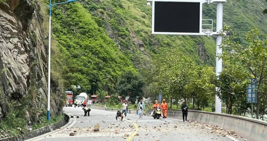 四川省甘孜州瀘定縣今日（5日）發生規模6.8地震。（圖／翻攝自央視新聞）