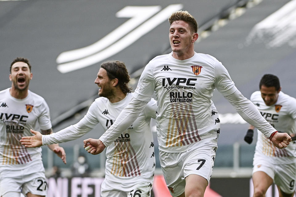 El delantero argentino Adolfo Gaich (centro derecha) celebra tras anotar el gol que le dio a Benevento la victoria 1-0 ante Juventus en el partido por la Seria A italiana, el domingo 21 de marzo de 2021, en Turín. (Marco Alpozzi/LaPresse vía AP)