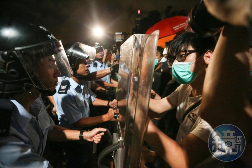 2019年中共強硬通過港版國安法，香港人民因而上街遊行反對，多次爆發警民衝突。（本刊資料照）