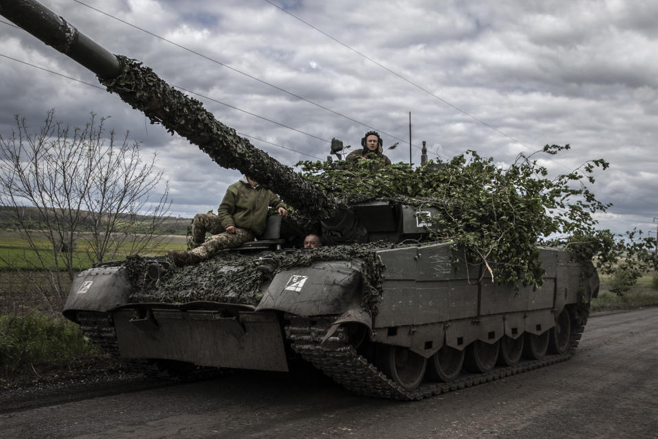 Un tanque ucraniano cerca de la línea fronteriza en Donetsk, Ucrania, el 22 de mayo de 2022. (Finbarr O'Reilly/The New York Times)
