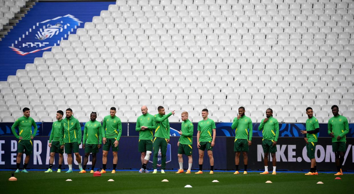 À quelques heures de la finale de la Coupe de France entre Toulouse et Nantes (ici l’équipe à l’entraîntement vendredi 28 avril), des supporters ont dénoncé l’installation de grilles surmontées de piques dans les virages du Stade de France. 