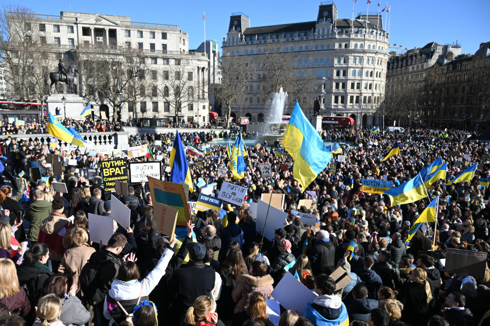 <p>英國倫敦昨一片烏克蘭旗海。(Photo by Leon Neal/Getty Images)</p> 