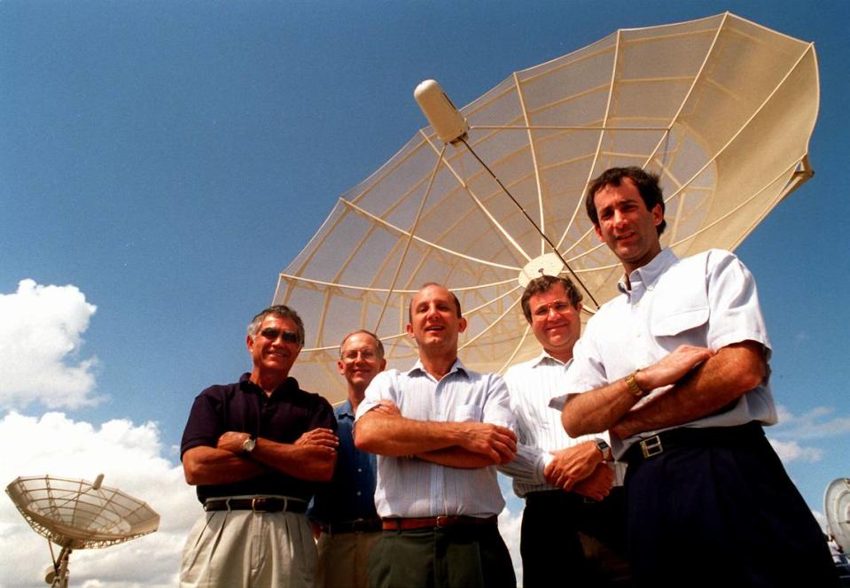 Los pronosticadores de huracanes del Centro Nacional de Huracanes, de izquierda a derecha, Miles Lawrence, Max Mayfield, Lixion Ávila, Richard Pasch y Ed Rappaport, en el nuevo centro en la Universidad Internacional de la Florida (FIU), el 25 de mayo de 1995.