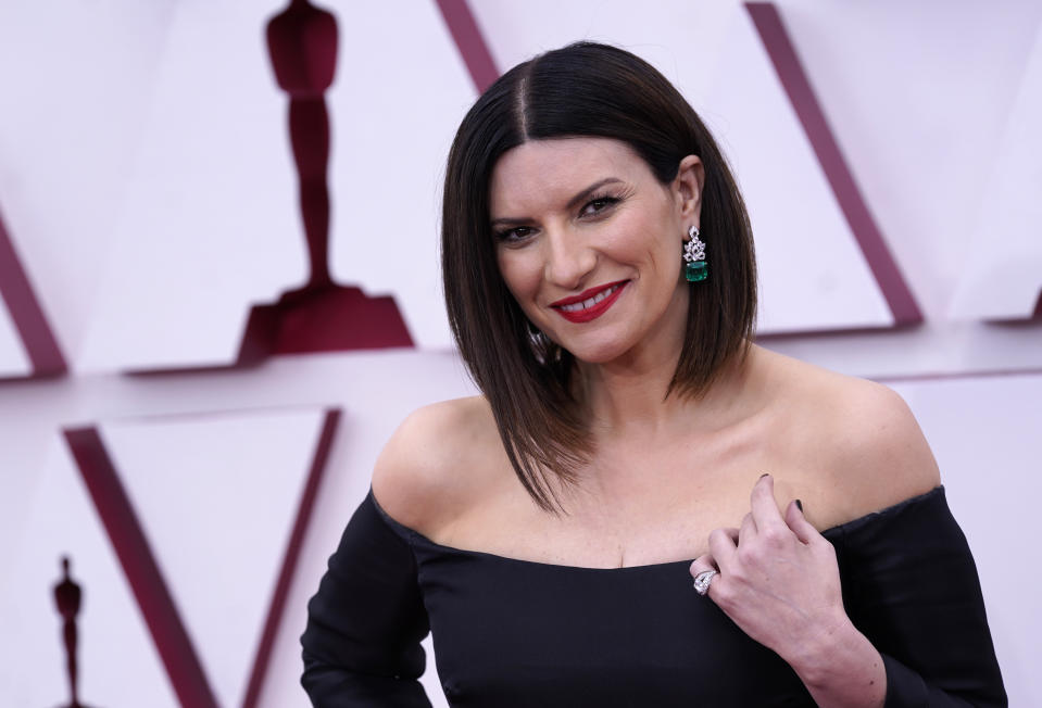 ARCHIVO - Laura Pausini llega a los Oscar el 25 de abril de 2021, en Union Station en Los Angeles. Pausini fue anunciada como Persona del Año 2023 de la Academia Latina de la Grabación el 31 de mayo de 2023. Pausini será reconocida en noviembre en Sevilla, España. (Foto AP/Chris Pizzello, Pool, archivo)