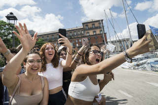 Des fans de “Mare Fuori” devant le lieu du tournage de la série, à Naples, le 10 juin 2023. . PHOTO GIANNI CIPRIANO/THE NEW YORK TIMES