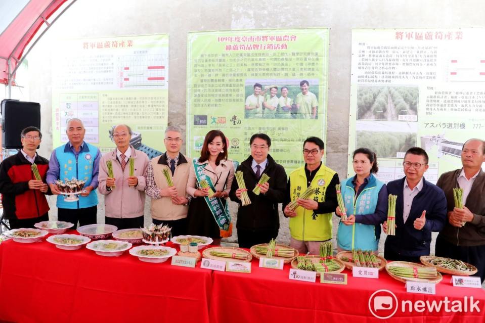 台南將軍區農會在蘆筍分級場前辦理「紅將軍綠蘆筍品牌行銷活動」。   圖：黃博郎／攝