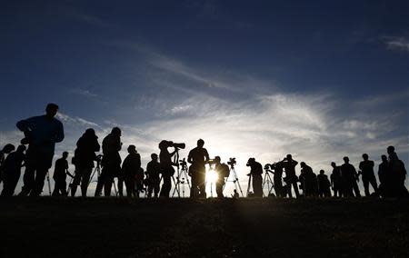 Foreign reporters and television crews wait for an Australian Air Force C-17 Globemaster aircraft to arrive at the RAAF Base Pearce near Perth, March 28, 2014. REUTERS/Jason Reed