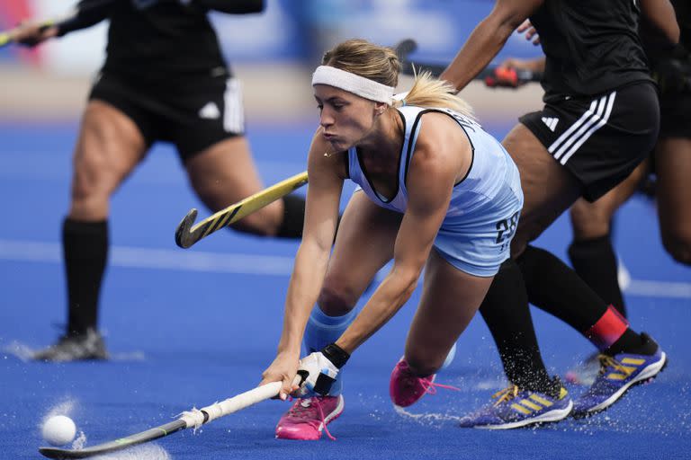 El esfuerzo de Julieta Jankunas, autora de dos goles ante Trinidad y Tobago, en el partido del hockey sobre césped de los Juegos Panamericanos