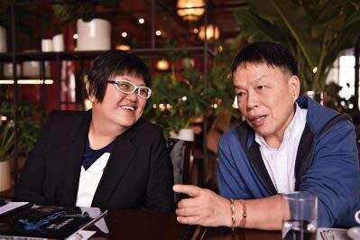 導演王小棣（右）、新傳媒監製梁來玲（左）及編劇團隊，經過一年多的努力，終於完成擁有雙故事線、情節交錯複雜的劇本。（莊坤儒攝）