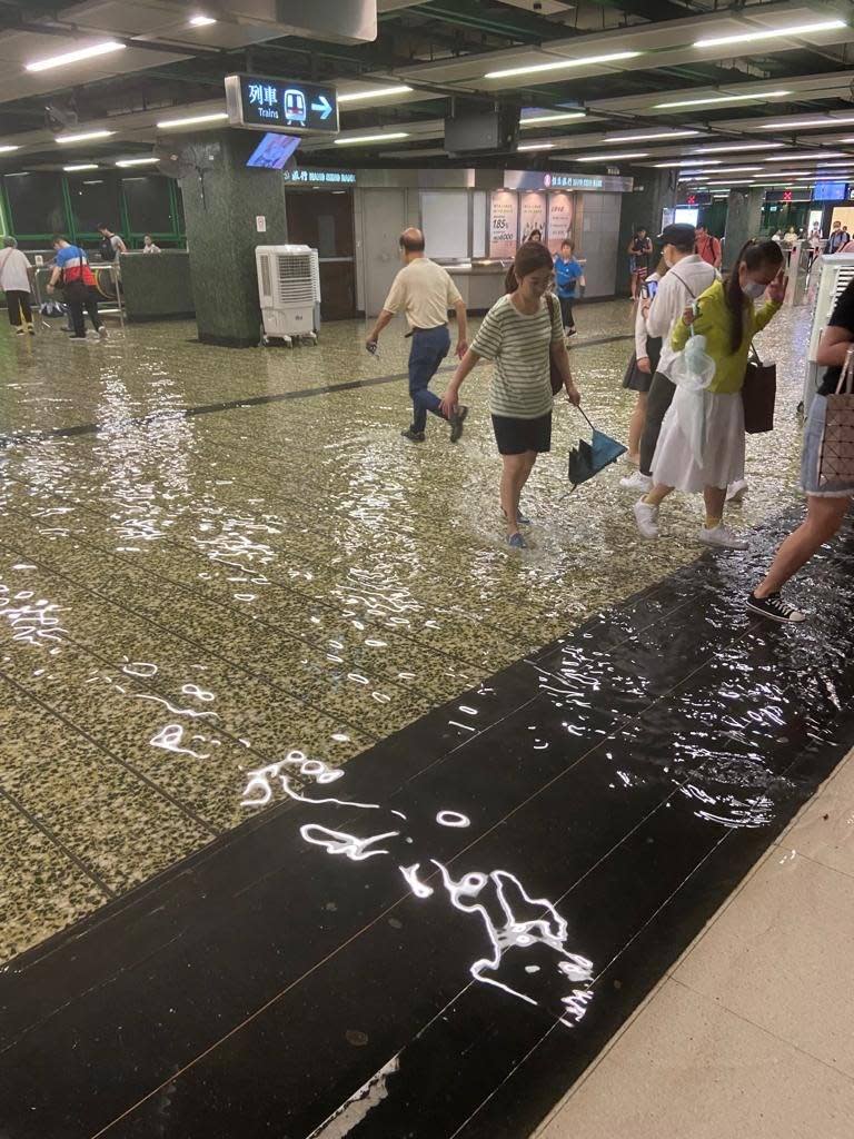 柴灣地鐵站水浸，市民需要涉水而行。（相片來源：立法會議員梁熙 Facebook）