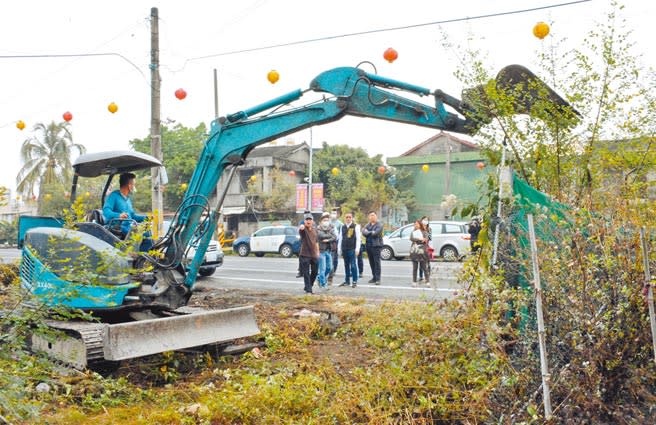 屏東縣大同菜市場地主同意先整地、不封路，才暫時避免衝突。（林和生攝）