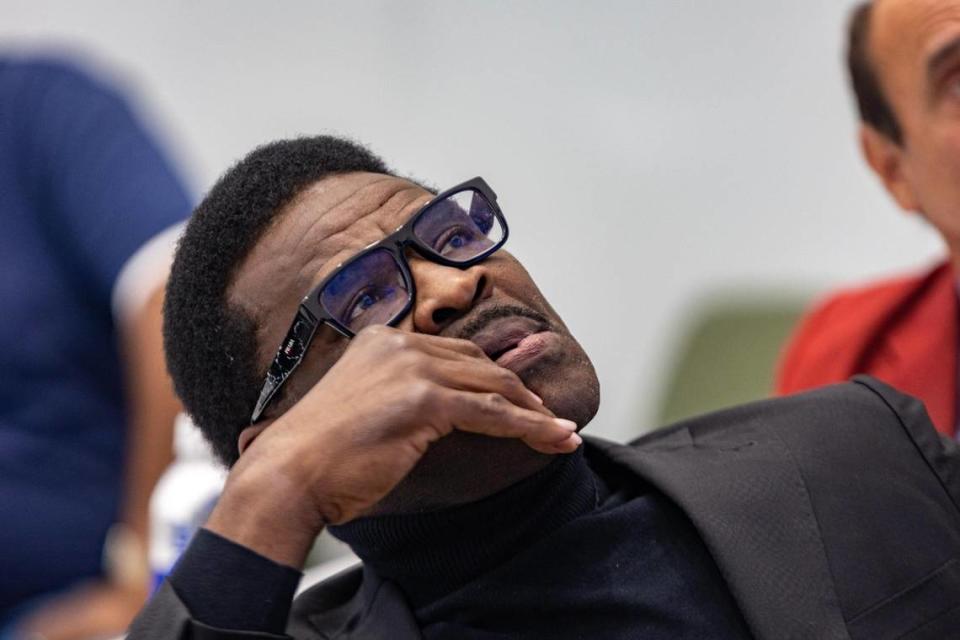 El exreceptor de los Dallas Cowboys Michael Irvin observa las imágenes de vigilancia durante una rueda de prensa en el Regency Plaza en Dallas, el martes 14 de marzo de 2023. Tras ser acusado de agresión sexual, Irvin y su equipo legal divulgaron el video del hotel Phoenix Renaissance que muestra su interacción con la empleada denunciante.