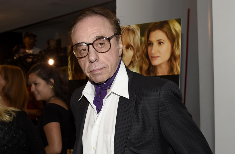 ARCHIVO - Peter Bogdanovich llega al estreno en Los Angeles de "She's Funny That Way" el 19 de agosto de 2015. Bogdanovich, el director nominado al Oscar de "The Last Picture Show" y "Paper Moon" falleció el jueves 6 de enero de 2022 en su casa en Los Angeles. Tenía 82 años. (Foto Chris Pizzello/Invision/AP, archivo)