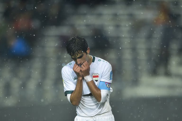 Kadhim Raad, capitán de Irak, se lamenta tras el 0-3 a manos de Túnez; el conjunto asiático no logra hacer pie en el Mundial Sub 20.