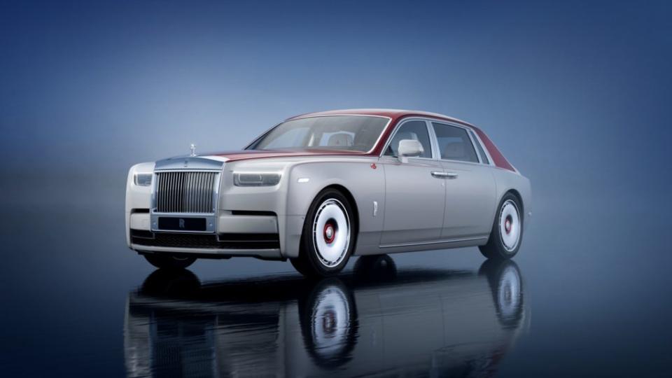 Rolls-Royce上經典的「腰線」選配，Bespoke客製部門特別採用Phoenix Red繪製。(圖片來源/ Rolls-Royce)